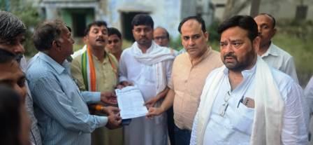 सिकन्दराराऊ : अधिवक्ताओं ने ज्ञापन राहुल गांधी तक पहुंचाने के लिए पूर्व कांग्रेस जिलाध्यक्ष को सौंपा