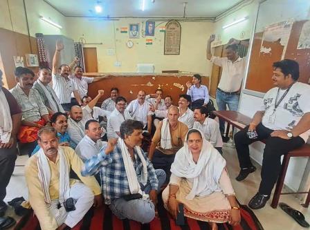 सादाबाद : ई-रजिस्ट्री व्यवस्था के विरोध में 21वें दिन भी जारी रहा अधिवक्ताओं का धरना