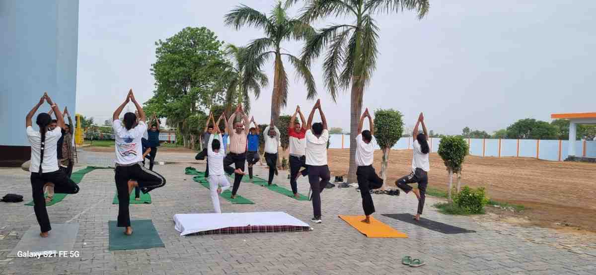 आरबीएस स्कूल में उत्साहपूर्वक मनाया गया अंतर्राष्ट्रीय योग दिवस