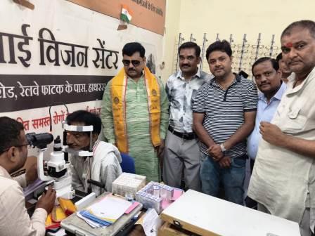 निशुल्क नेत्र शिविर में दर्जनों मरीजों की जांच, मोतियाबिंद के मरीज ऑपरेशन के लिए मथुरा रवाना