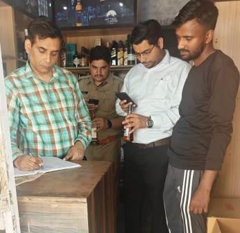 हाथरस में शराब की दुकानों का निरीक्षण हुआ