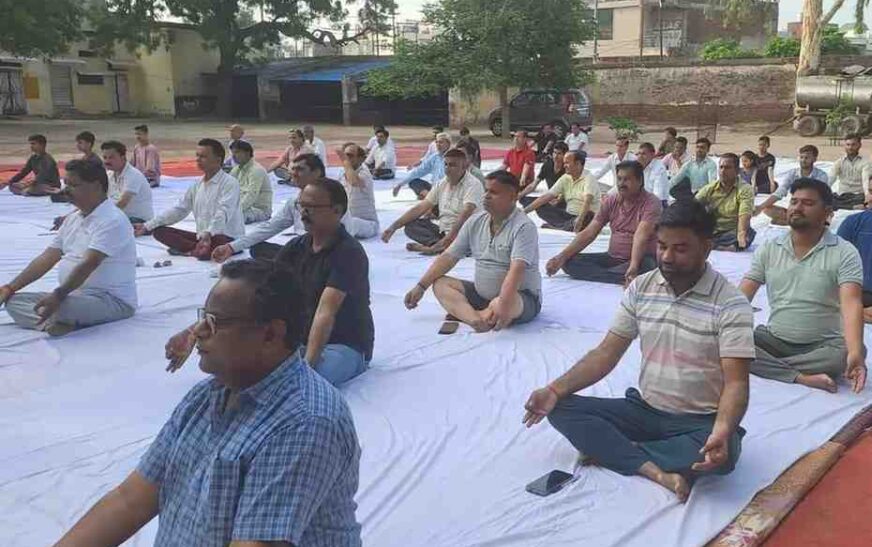 सादाबाद : उत्सव के रूप में मनाया गया अंतर्राष्ट्रीय योग दिवस, कस्बे से लेकर गांवों तक दिखा उत्साह