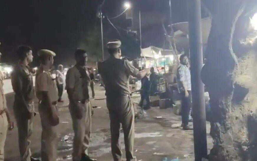 सादाबाद : अतिक्रमण पर पुलिस की सख्ती, सड़क पर रखा सामान हटवाया