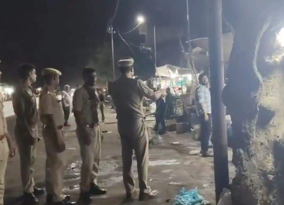 सादाबाद : अतिक्रमण पर पुलिस की सख्ती, सड़क पर रखा सामान हटवाया