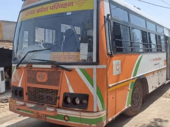 सादाबाद : पुलिस भर्ती अभ्यर्थियों से पूरा किराया वसूलने पर हंगामा, रोडवेज बस कोतवाली पहुंची