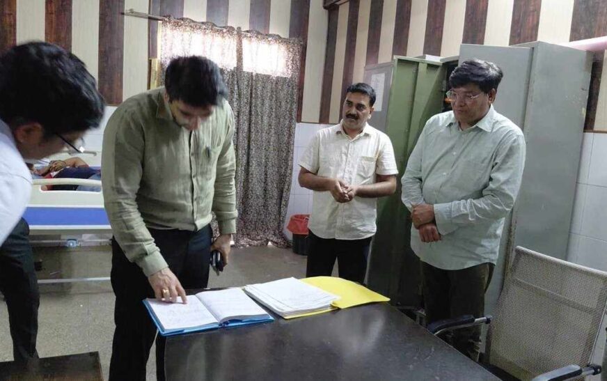 सादाबाद : डीएम ने टटोली स्वास्थ्य सेवाओं की नब्ज, सीएचसी का किया औचक निरीक्षण
