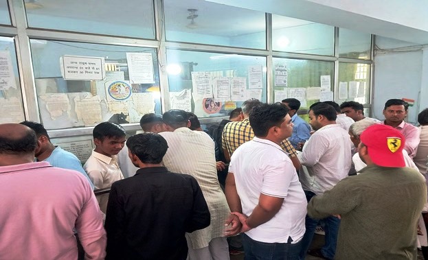 हाथरस रजिस्ट्री कार्यालय में सर्वर डाउन होने पर हंगामा, अधिवक्ता से अभद्रता के बाद मारपीट