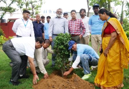 एक पेड़ मां के नाम अभियान के तहत हुआ वृहद पौधरोपण, पर्यावरण संरक्षण का दिया संदेश