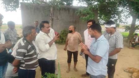 हसायन : चकबंदी की कार्य प्रक्रिया नही किए जाने से नाराज काश्तकारों ने नायब तहसीलदार के सामने किया विरोध, काश्तकारों के विरोध किए जाने के दौरान रिश्वत लेकर उड़ान चक बनाने के लगे आरोप