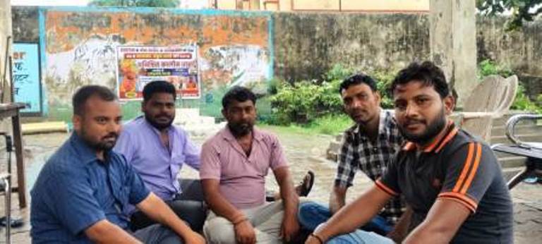 हसायन : बाजार से अतिक्रमण हटाने की मांग को लेकर तीसरे भी नगर पंचायत कार्यालय पर कर रहे धरना प्रदर्शन