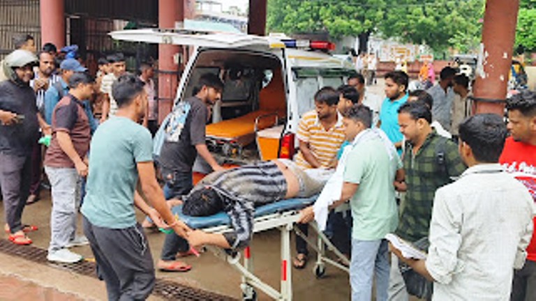 हाथरस में तेज रफ्तार मैक्स ने बाइक को मारी टक्कर, तीन युवक गंभीर घायल, दो रेफर