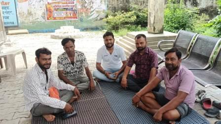 हसायन : अतिक्रमण हटवाए जाने की मांग को लेकर बैठे सभासद के पास नही पहुंचा कोई प्रशासनिक अधिकारी, अभियान नही चलने से अतिक्रमण कारियों के आगे नतमस्तक दिखा नगर पंचायत प्रशासन
