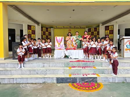 सेकसरिया सुशीला देवी पब्लिक स्कूल में श्रद्धा और उल्लास के साथ मनाई गई गुरु पूर्णिमा