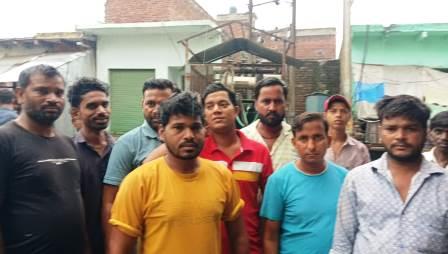 हसायन : सड़क पर रखे ट्रॉली ट्रांसफार्मर में उतरा करंट, दो बेजुबान पशुओं की मौत, ग्रामीणों में आक्रोश