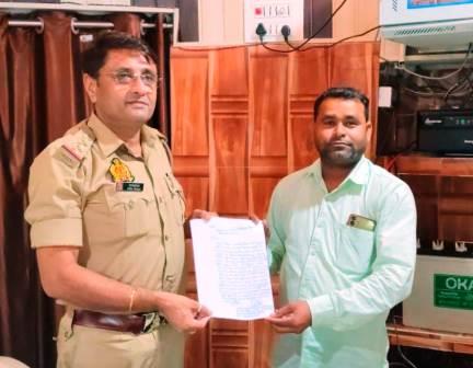 हसायन : धरना-प्रदर्शन करने जा रहे बीडीसी सदस्य को पुलिस ने पकडकर किया नजरबंद,बीडीसी सदस्य ने सौंपा ज्ञापन