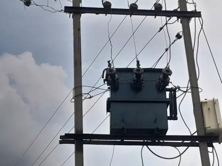 हसायन : पूर्व प्रधान किसान के हाइटेंशन लाइन के नीचे ख्रराब परार्वतक बैठने के बाद विभाग ने मंगवाया परावर्तक