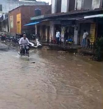 झमाझम बरसात से वातावरण हुआ सुहाना,उमस और गर्मी से मिली राहत