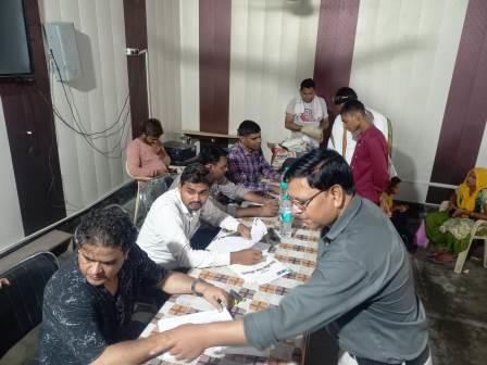 दिव्यांग छात्र छात्राओ का स्वास्थ्य परीक्षण कर दिव्यांगता मापन कार्य कर प्रमाण पत्र के लिए किया चिन्हांकन, पंजीकृत बाइस छात्र छात्राओ में बीस छात्र छात्राओ का चयन,दो छात्रों का मापन किए बिना ही दी खानपान की सलाह