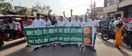 सादाबाद : प्रतीक्षालय पर लगाया वीर गोकुला जाट का पोस्टर,नगर पंचायत अध्यक्ष और अधिशाषी अधिकारी के खिलाफ लोगों ने की नारेबाजी