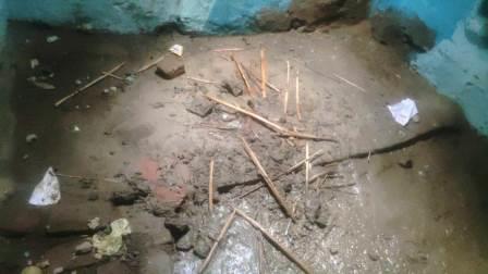 हसायन : बरसात में गिरी कच्चे मकान की छत, गरीब परिवार ने लगाई आवास और आर्थिक सहायता की गुहार