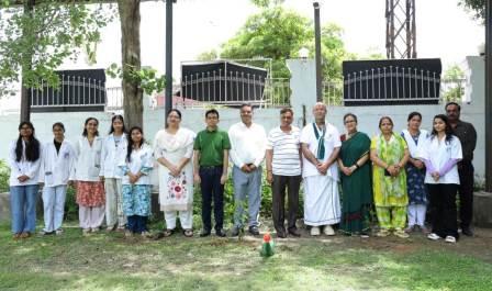 मथुरा : केडी विश्वविद्यालय और केडी डेंटल कॉलेज में चला पौधरोपण अभियान, एक पेड़ मां के नाम अभियान में दिलाया पर्यावरण संरक्षण का संकल्प, पौधे लगाने के साथ ही उनकी सुरक्षा सबसे जरूरीः डॉ. मनेष लाहौरी