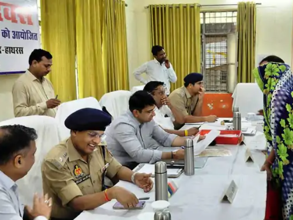 सिकन्दराराऊ तहसील संपूर्ण समाधान दिवस में 105 शिकायतें प्राप्त, 4 का मौके पर निस्तारण, डीएम-एसपी ने किया पौधरोपण