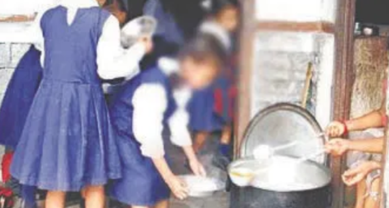 126 परिषदीय विद्यालयों के औचक निरीक्षण में 13 स्कूलों में मिली लापरवाही, मिड-डे मील और दूध वितरण पर होगी कार्रवाई