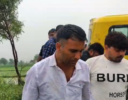 बारिश की कीचड़ में फंसी स्कूली वैन को भाजपा प्रदेश मंत्री ने कार्यकर्ताओं संग सुरक्षित निकाला