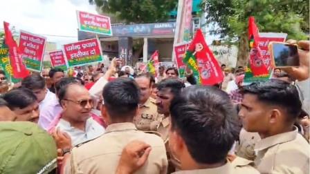 पेपर लीक के विरोध में सपा कार्यकर्ताओं का उग्र प्रदर्शन, प्रदर्शन के दौरान सपाईयों और पुलिस के बीच झड़प, पुलिस ने रोका, कई थानों की पुलिस, पीएसी रही मुस्तैद, राष्ट्रपति के नाम ज्ञापन सौंपा