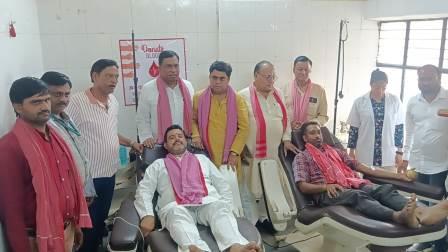 अखिलेश यादव के जन्मदिवस पर सपा कार्यकर्ताओं ने किया रक्तदान, मनाया सेवा दिवस