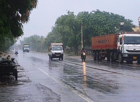 सादाबाद : सुबह बारिश से राहत, दोपहर को फिर छूटे पसीने, मानसून की दस्तक से बुधवार सुबह गर्मी से मिली राहत, बाद में धूप ने छुड़ाए पसीने