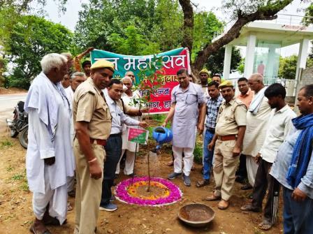 सादाबाद : आने वाली पीढ़ियों के सुरक्षित भविष्य का संकल्प है पौधरोपण – विधायक, वन महोत्सव सप्ताह के अंतर्गत मथुरा रोड पर विधायक और वन विभाग ने रोपे विभिन्न प्रजाति के पौधे