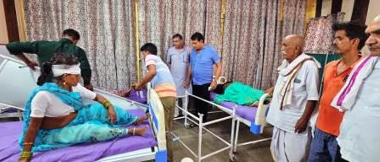 सादाबाद : मैक्स पलटने से दर्जनभर से अधिक घायल  नौगांव ने निकट, अनियंत्रित होकर पलटी मैक्स, घायलों में ज्यादातर महिलाएं। तीन घायल रेफर, घायलों का हाल जानने के लिए सीएचसी पहुंचे विद्यायक गुड्डू चौधरी