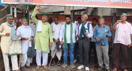 सादाबाद : पुनः वीर गोकुला जाट के नाम से हो यात्री प्रतीक्षालय, बस स्टैंड पर हाल में बनाए गए यात्री प्रतीक्षालय से हटा दिया गया है वीर गोकुला जाट का नाम
