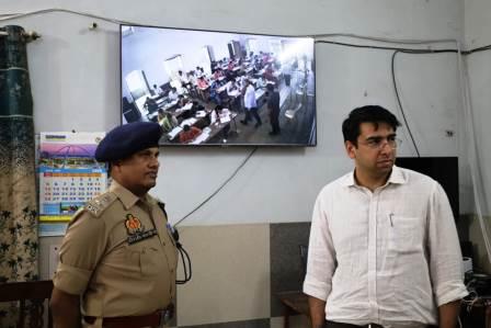 टीईटी परीक्षा : डीएम अतुल वत्स और एसपी चिरंजीव नाथ सिन्हा ने परीक्षा केंद्रों का निरीक्षण किया