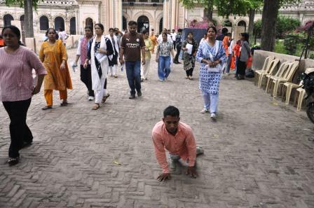 हाथरस में टीईटी परीक्षा : टीईटी परीक्षा में पहले दिन 1001अभ्यर्थी रहे अनुपस्थित,10 केंद्रों पर हुई परीक्षा, महिला अभ्यार्थियों  के आभूषण उतरवाए गए, शहर में दिनभर लगा रहा जाम