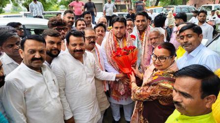 डॉ. श्यामा प्रसाद मुखर्जी की 125वीं जयंती पर हाथरस में भाजपा का जिला कार्यकर्ता सम्मेलन आयोजित, प्रदेश मंत्री अंकुर शर्मा बोले- कश्मीर में विकास की नई तस्वीर दिख रही है, यतेंद्र शर्मा के कहा पूरा कश्मीर रंग गया है तिरंगे में