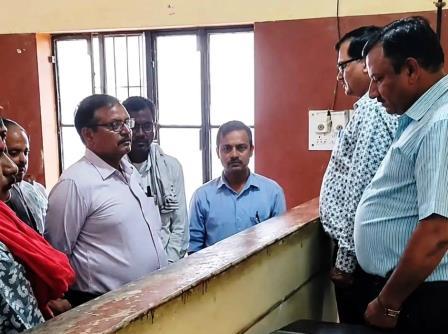 सादाबाद : एआईजी स्टांप प्रेम कुमार यादव के निधन पर शोकसभा, श्रद्धांजलि के बाद फिर शुरू हुआ ई-रजिस्ट्री विरोधी धरना