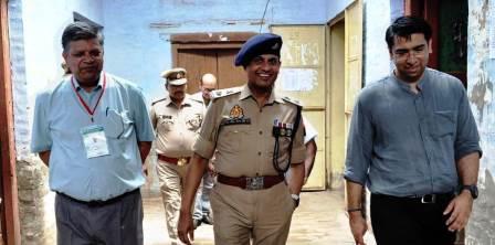 यूपी-टीईटी-2026: डीएम अतुल वत्स और एसपी चिरंजीव नाथ सिन्हा ने परीक्षा केंद्रों का किया निरीक्षण, पारदर्शी परीक्षा पर दिया जोर