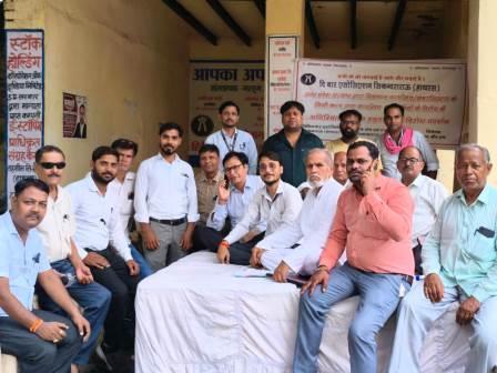 सिकन्दराराऊ : निबंधन विभाग के निजीकरण के विरोध में 24वें दिन भी जारी रहा संयुक्त आंदोलन