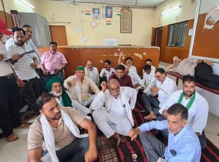 सादाबाद : मांगों को लेकर अड़े हैं वकील, दस्तावेज लेखक, ई-रजिस्ट्री व्यवस्था के विरोध में 25 दिन से चल रहा है हड़ताल, धरना प्रदर्शन
