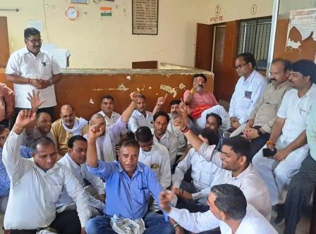 सादाबाद : 26 दिन बाद समाप्त हुई अधिवक्ता, दस्तावेज लेखकों की हड़ताल, ई रजिस्ट्री व्यवस्था के खिलाफ हड़ताल पर थे दस्तावेज लेखक, अधिवक्ता, टाइपिस्ट, मुंशी और स्टांप वेंडर।