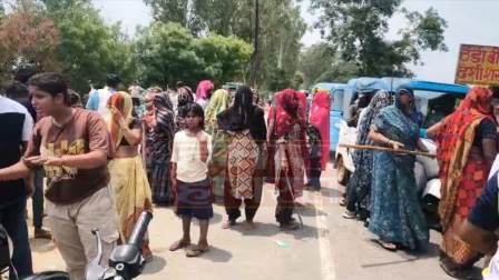 शराब के ठेके पर महिलाओं का हंगामा, तोड़फोड़ कर लगाया जाम
