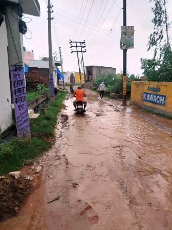 एमजी पॉलिटेक्निक से श्री राधा बिहारी पब्लिक स्कूल तक जर्जर सड़क के निर्माण की उठी मांग