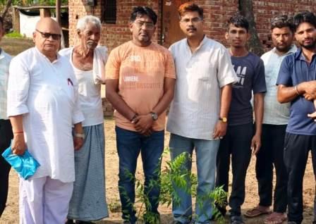 सासनी : सेवा सप्ताह के तहत विहिप-बजरंग दल का सामाजिक अभियान, सासनी में वृक्षारोपण और शिव मंदिर में चलाया स्वच्छता अभियान