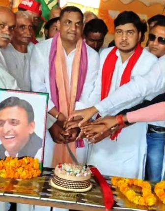 सादाबाद : सपाइयों ने मनाया पूर्व मुख्यमंत्री का जन्मदिन, जलेसर रोड स्थित सपा के विस कार्यालय पर तलवार से काटा गया केक
