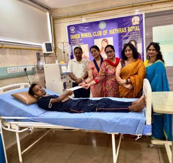 इनरव्हील क्लब ऑफ हाथरस रॉयल ने डायलिसिस मरीज की मदद कर निभाया सामाजिक दायित्व