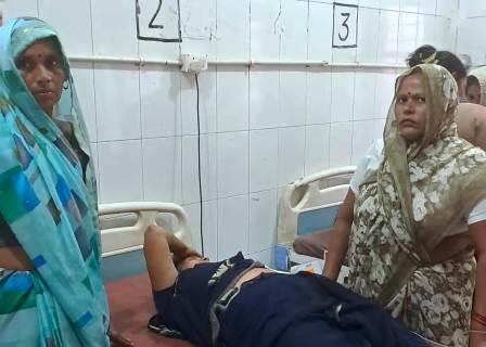 सादाबाद : छत से गिरकर महिला गंभीर घायल, नगला केशरी की घटना, प्राथमिक उपचार के बाद सीएचसी से हायर सेंटर किया रेफर