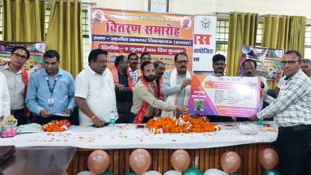 सिकन्दराराऊ में मुख्यमंत्री शिक्षक कैशलेस चिकित्सा कार्ड वितरित, विधायक बीरेंद्र सिंह राणा ने दी शुभकामनाएं