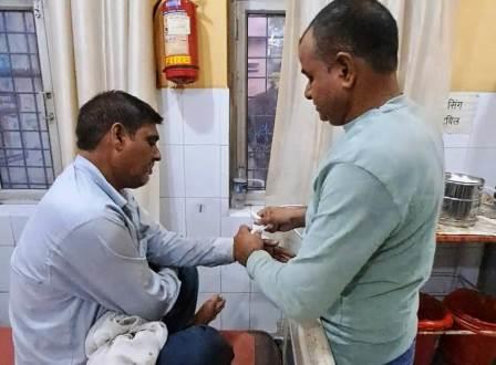 सादाबाद : दलित परिवार के साथ मारपीट, कई घायल, मई चौकी क्षेत्र के गांव हेली का मामला, घायलों का कराया चिकित्सकीय परीक्षण